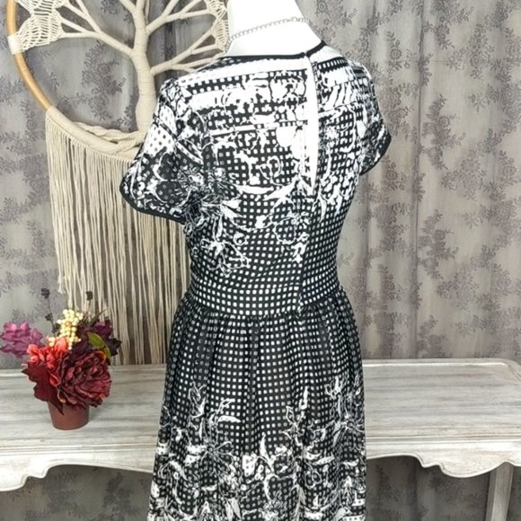 Gabby Skye floral laser cut fit and flare dress - Picture 5 of 13